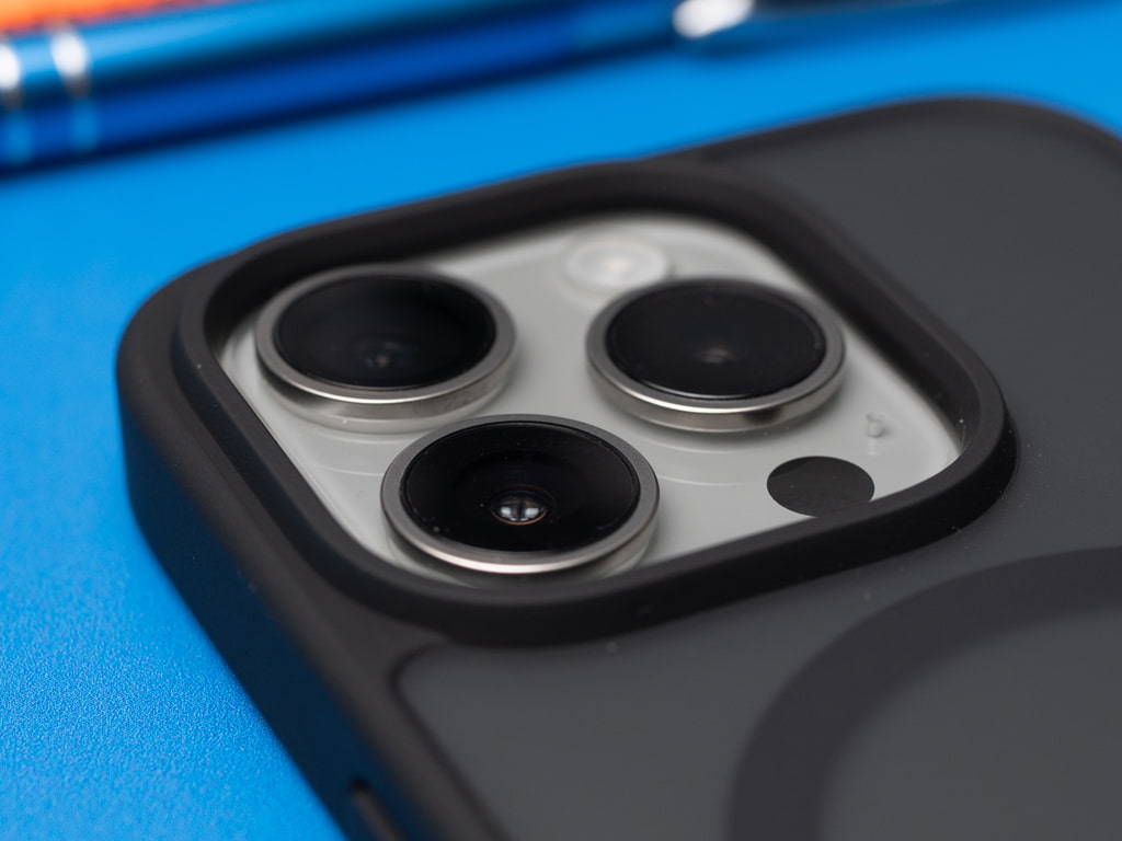 Černý kryt s MagSafe na iPhone 15 Pro 4